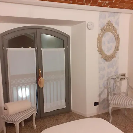 Lo Charme: Near Hospital & Apartment Novara